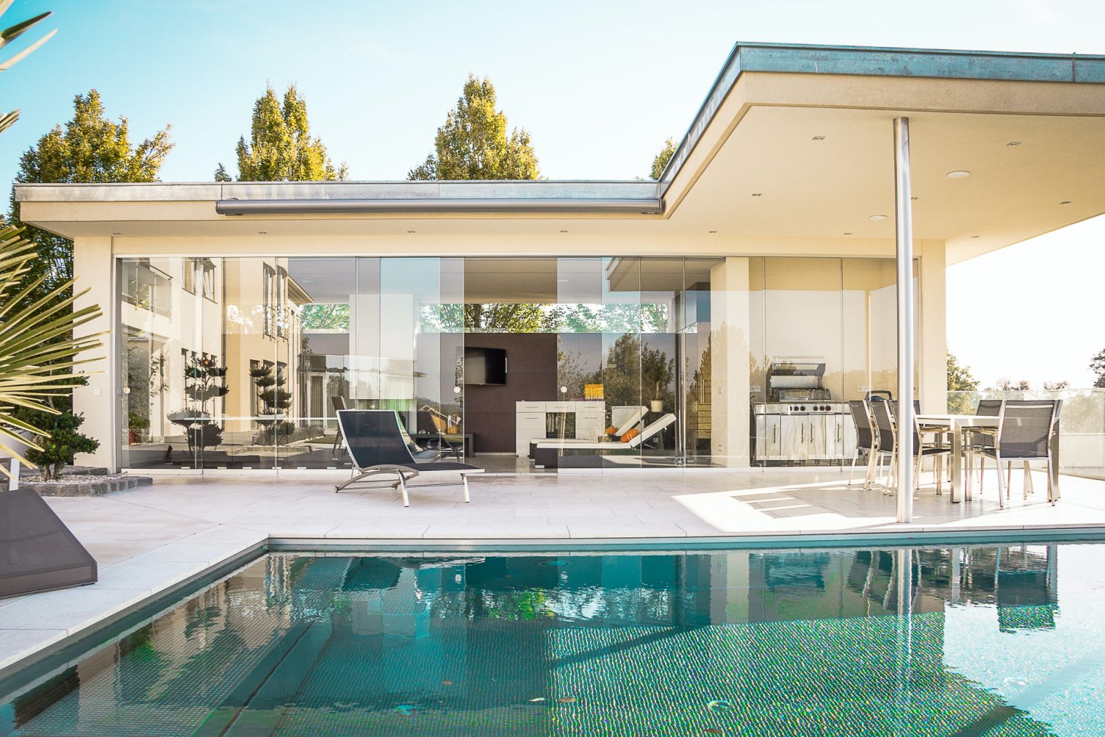 A pool is a key feature of luxury properties (Photo: Unsplash/@fensterschmidinger)